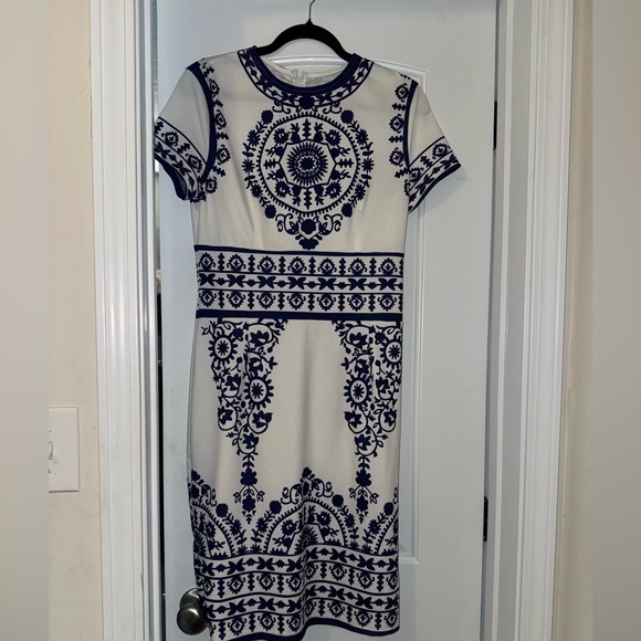 Elegant Blue and White Patterned Dress - Picture 3 of 4
